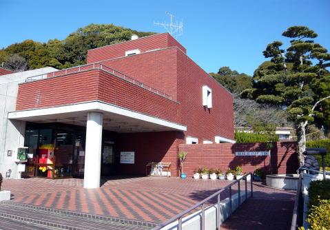 岡出山図書館