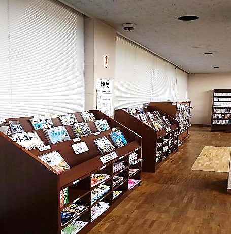 岡出山図書館雑誌コーナー